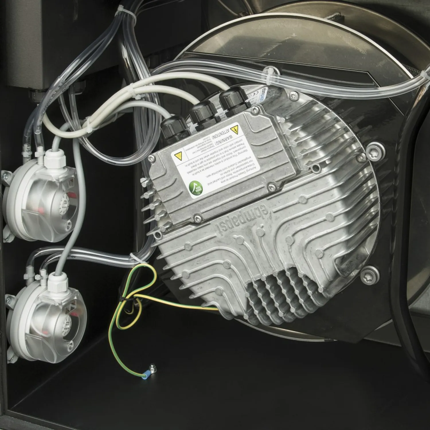 Blick in den TROTEC TAC 6500: Ventilatormotor im Aluminiumgehäuse mit Anschlussleitungen
