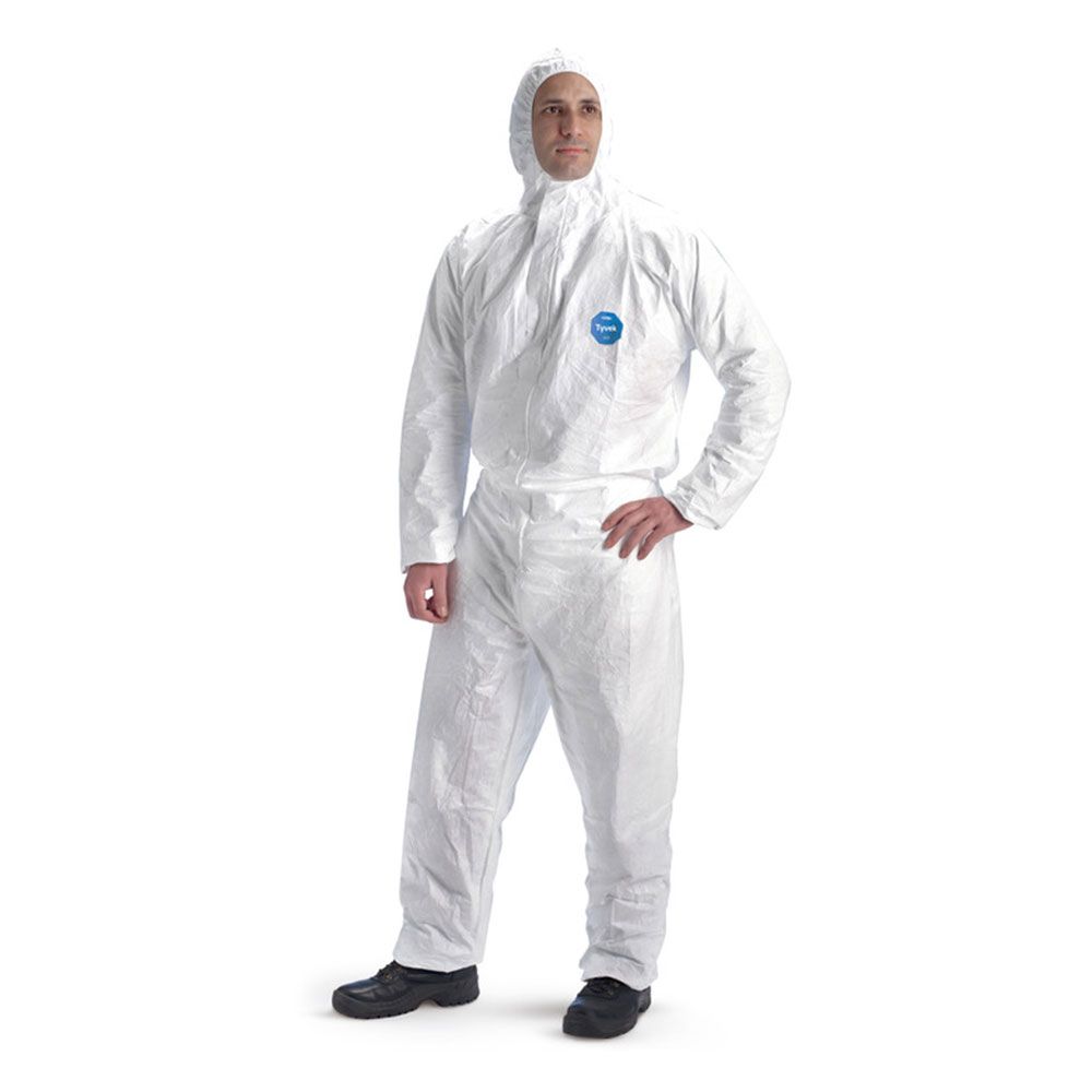 DuPont Tyvek APX 400 Overall in Weiß mit Kapuze, getragen in der Schrägansicht