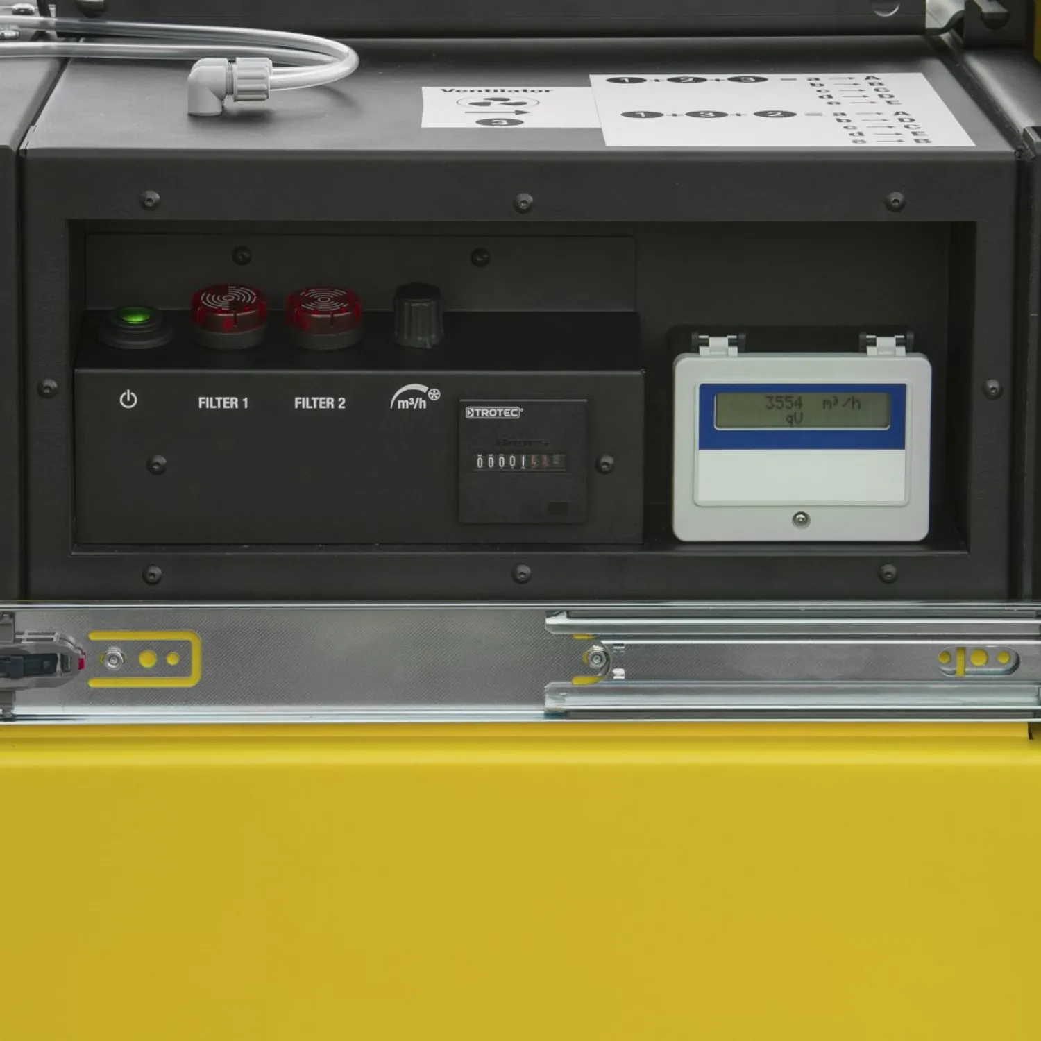 Bedienfeld des TROTEC TAC 5000 mit Kontrollleuchten für Filter 1 und Filter 2, Zähler und Digitalanzeige